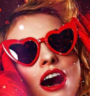 Microrrelato, Rockola. Una chica rubia con unas gafas de sol con forma de corazón.