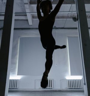 Microrrelato, Porque soy mujer. Una mujer saltando.