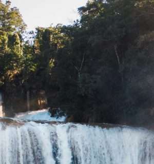 Relato corto, Luna de miel. Una catarata bañada por la luz del sol.