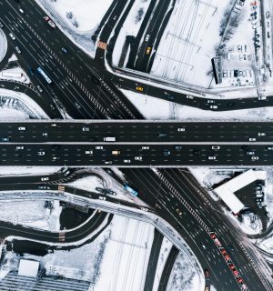 Relato corto, Filomena 2021. Vista aérea de unas carreteras nevadas.