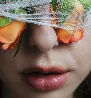 Relato corto, La gallinita ciega. Una mujer con los vendados con capullos de rosas.