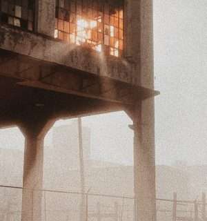 Relato corto, Giro del destino. Un edificio en ruinas iluminado por el sol.