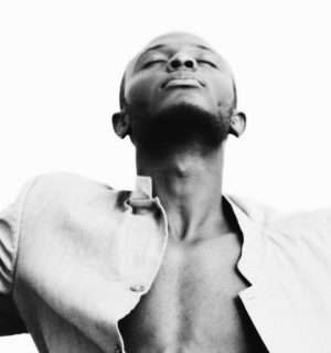 Microrrelato, Esquiva libertad. Un hombre con los brazos en cruz sintiendo el viento.