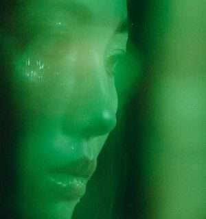 Microrrelato, La araña de seda. Un rostro femenino con un filtro de luz verde.