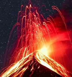 Microrrelato, Erupción inminente. Un volcán en erupción.