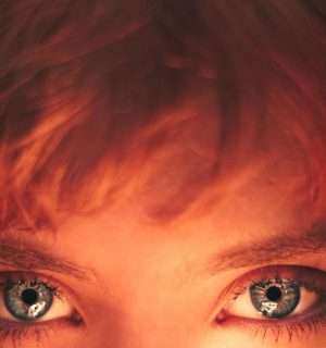 Microrrelato, Inocencia. Primer plano de los ojos de una mujer.